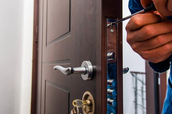 Artisan serrurier devant une porte – dépannage à Troyes